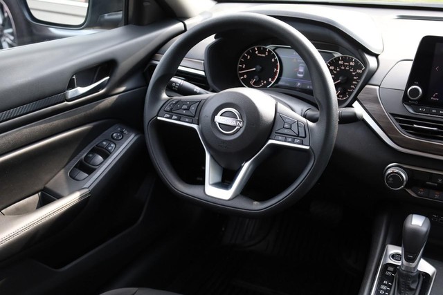 Nissan Altima Vehicle Image 21