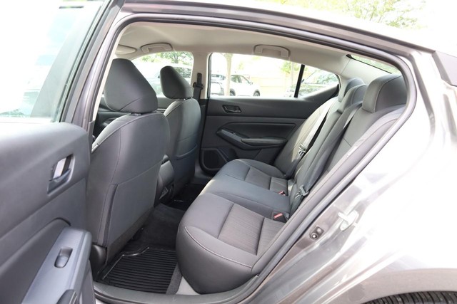 Nissan Altima Vehicle Image 22
