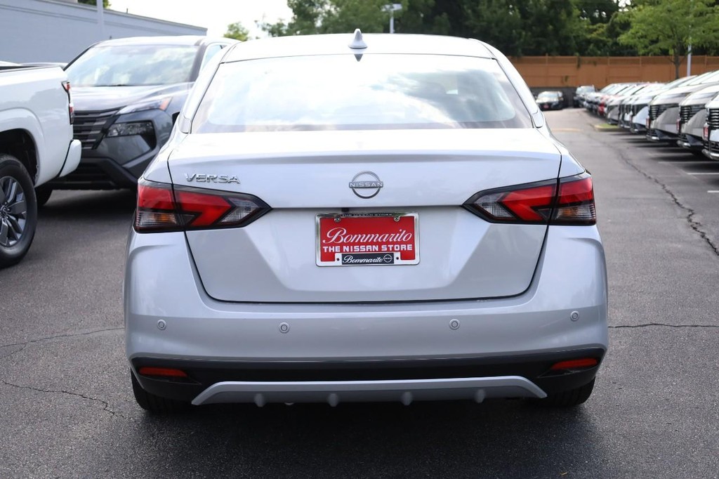 Nissan Versa Vehicle Image 06
