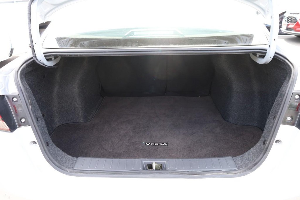Nissan Versa Vehicle Image 07