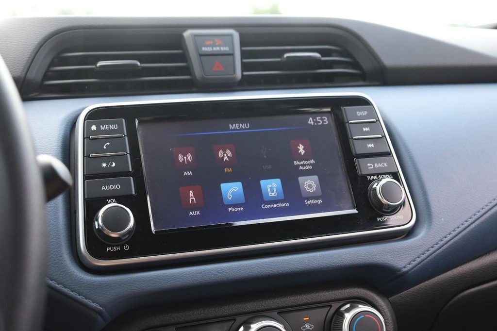 Nissan Versa Vehicle Image 11