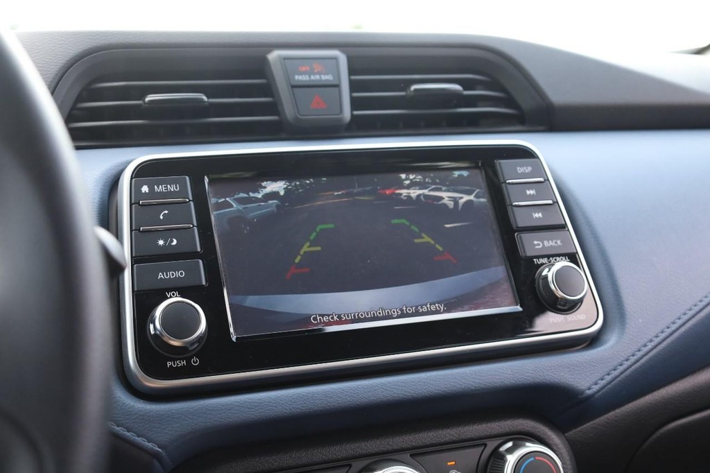 Nissan Versa Vehicle Image 12