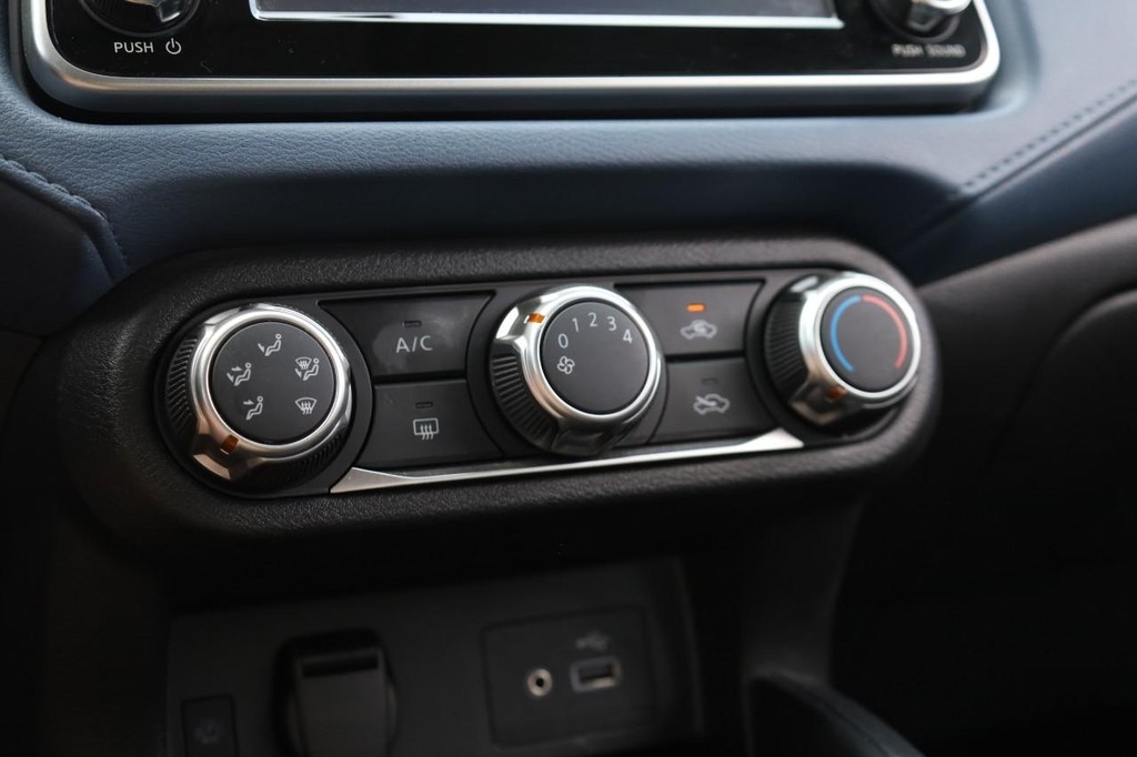 Nissan Versa Vehicle Image 13