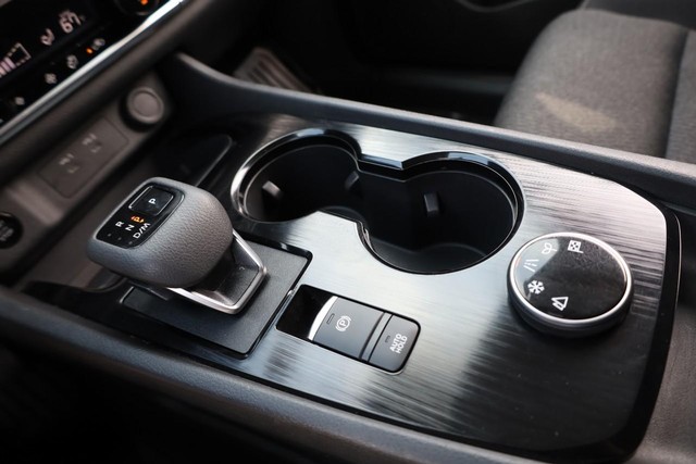 Nissan Rogue Vehicle Image 15