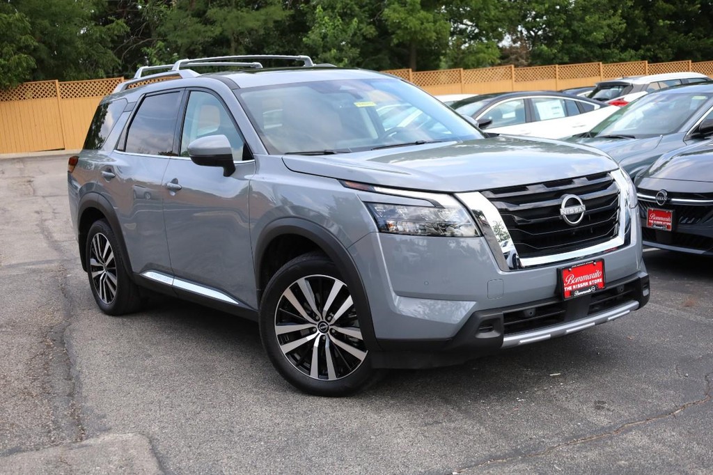 Nissan Pathfinder Vehicle Image 02