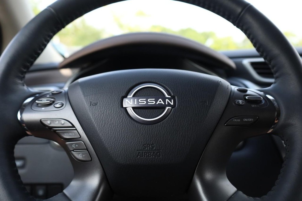 Nissan Murano Vehicle Image 12