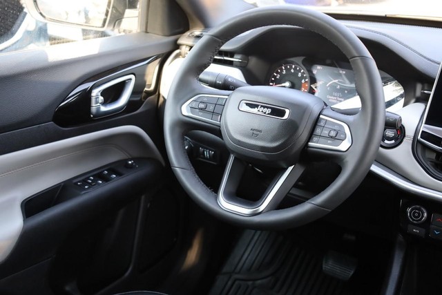Jeep Compass Vehicle Image 23