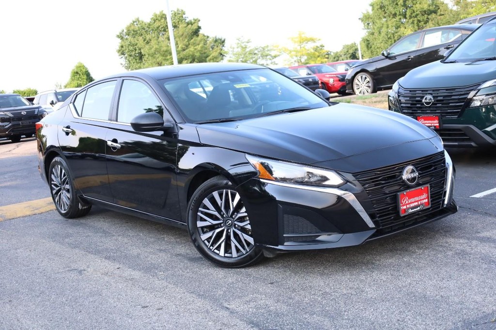 Nissan Altima Vehicle Full-screen Gallery Image 2