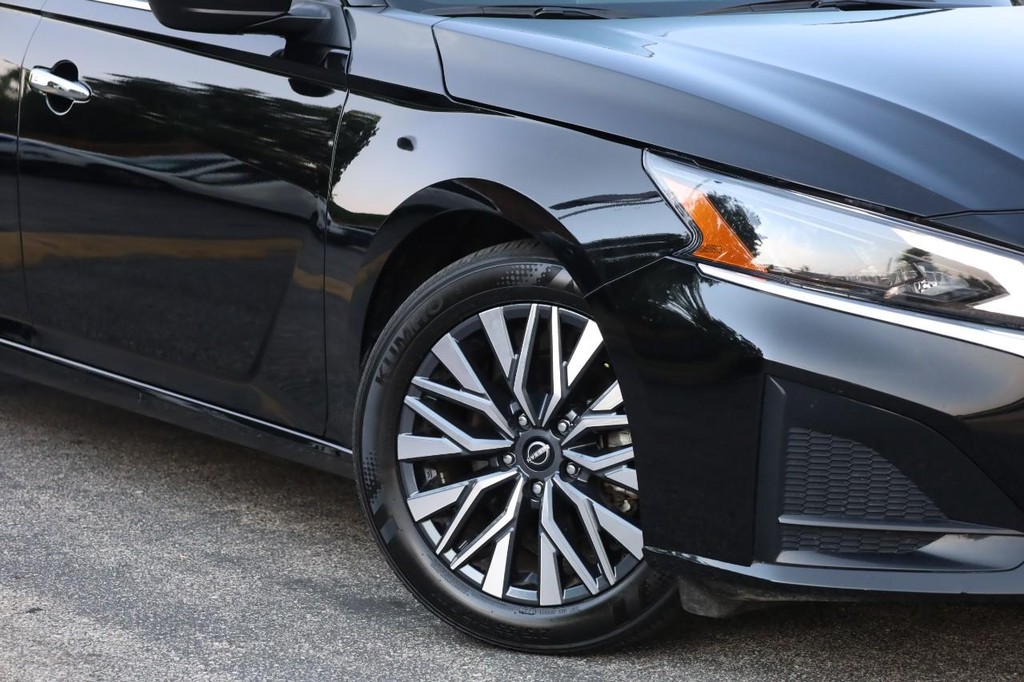 Nissan Altima Vehicle Full-screen Gallery Image 3