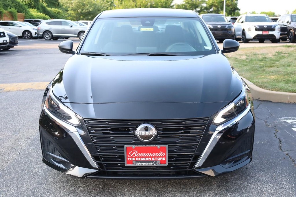 Nissan Altima Vehicle Full-screen Gallery Image 4