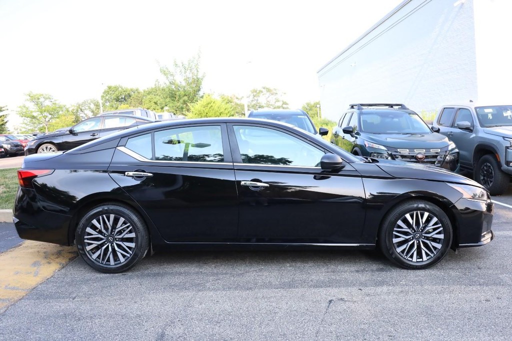 Nissan Altima Vehicle Full-screen Gallery Image 5