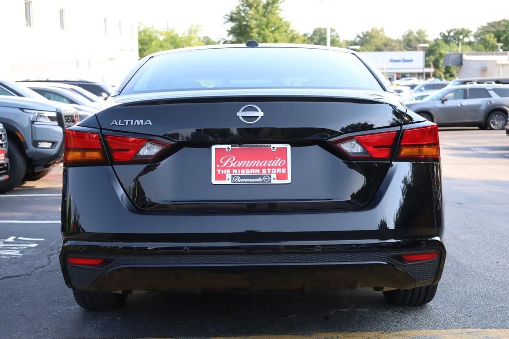 Nissan Altima Vehicle Full-screen Gallery Image 6