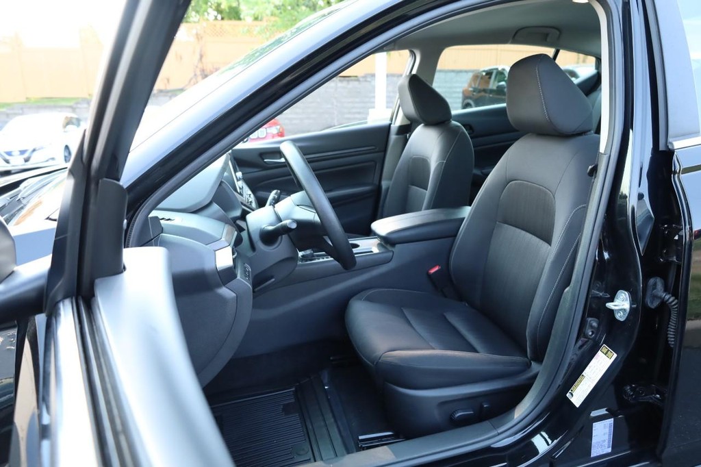 Nissan Altima Vehicle Full-screen Gallery Image 8