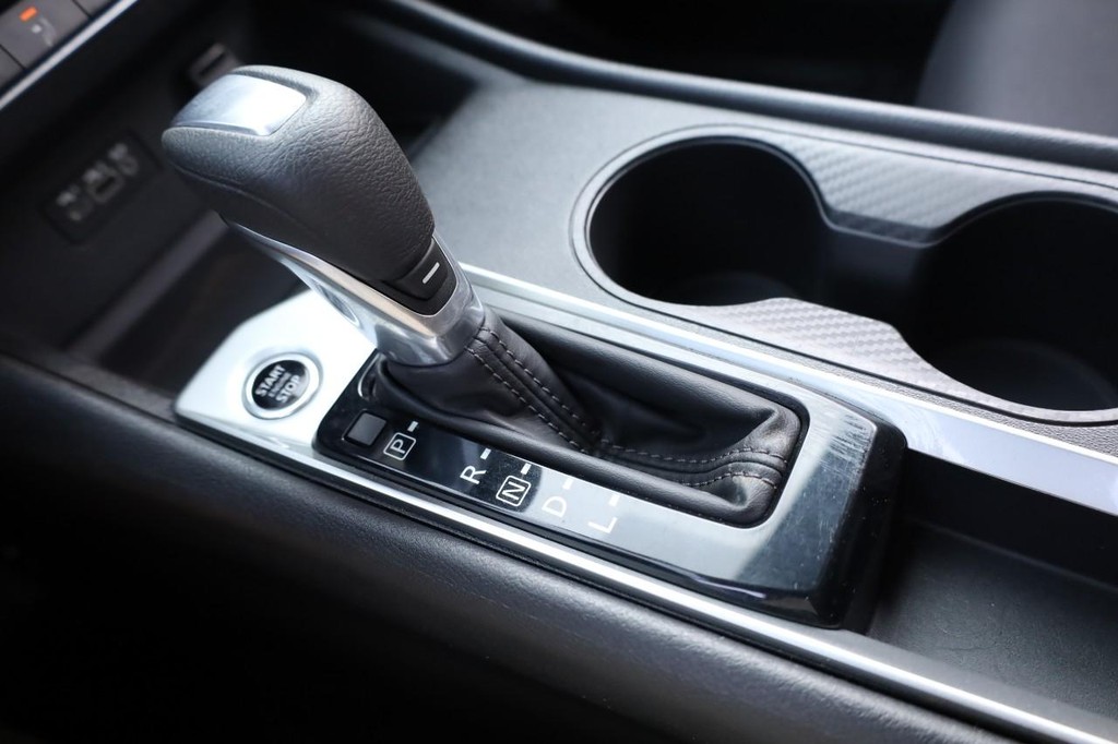 Nissan Altima Vehicle Full-screen Gallery Image 15
