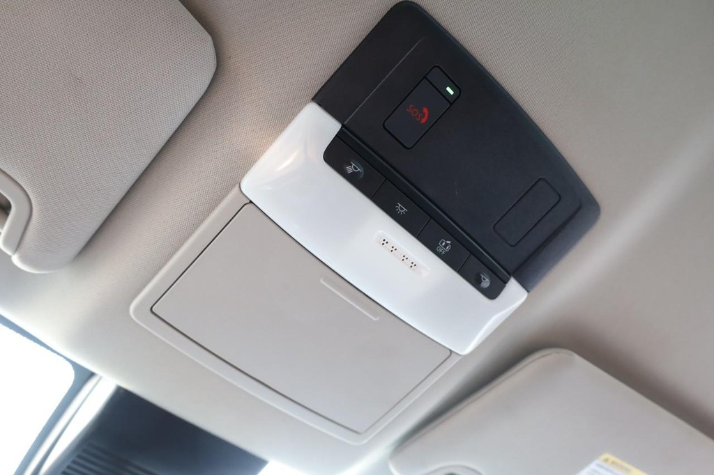 Nissan Altima Vehicle Full-screen Gallery Image 16