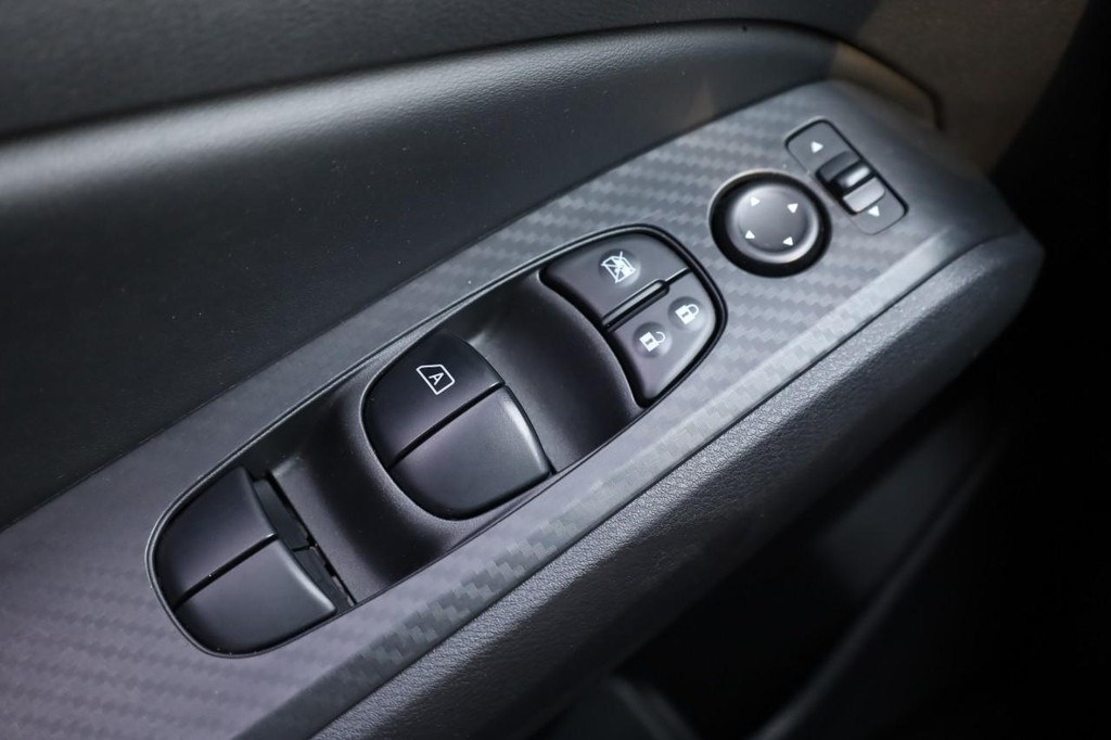 Nissan Altima Vehicle Full-screen Gallery Image 17