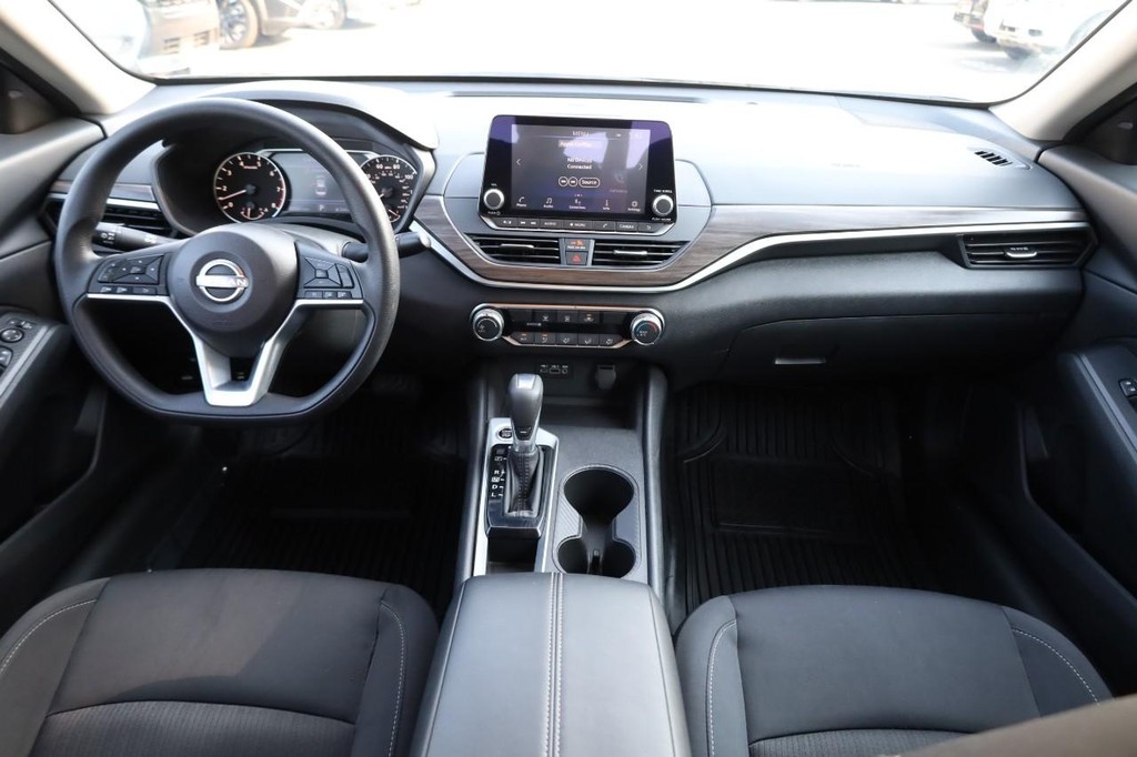 Nissan Altima Vehicle Full-screen Gallery Image 21
