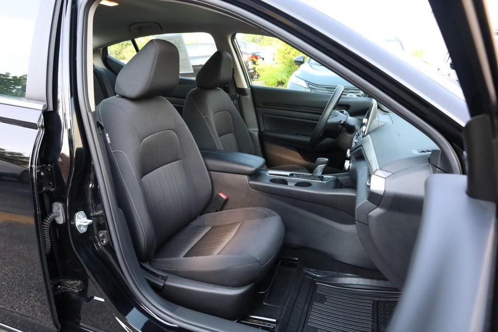Nissan Altima Vehicle Full-screen Gallery Image 23