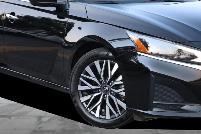 Nissan Altima Vehicle Image 03