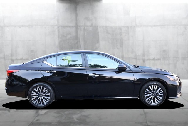 Nissan Altima Vehicle Image 05