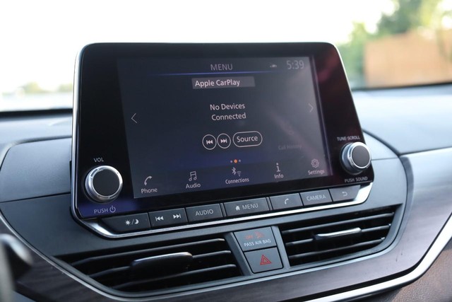 Nissan Altima Vehicle Image 11