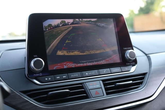 Nissan Altima Vehicle Image 12