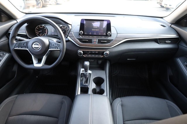 Nissan Altima Vehicle Image 21