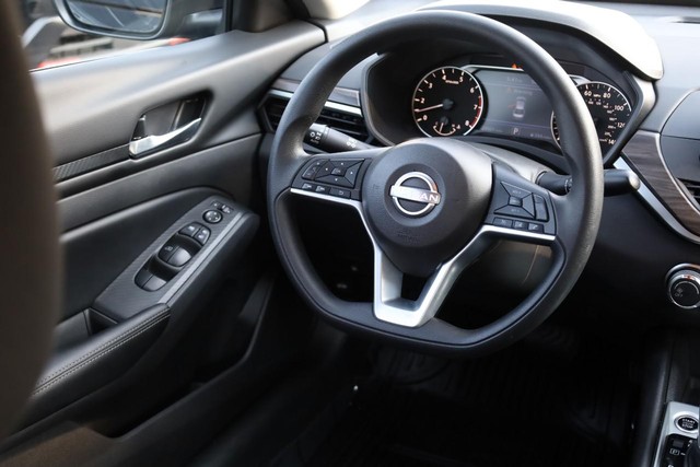 Nissan Altima Vehicle Image 22