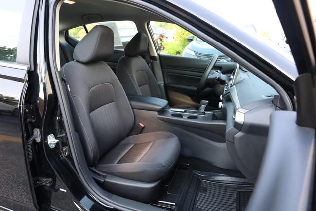 Nissan Altima Vehicle Image 23