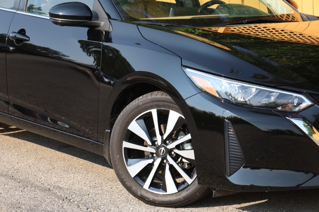 Nissan Sentra Vehicle Full-screen Gallery Image 3