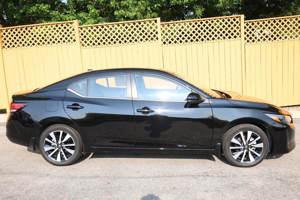 Nissan Sentra Vehicle Full-screen Gallery Image 5