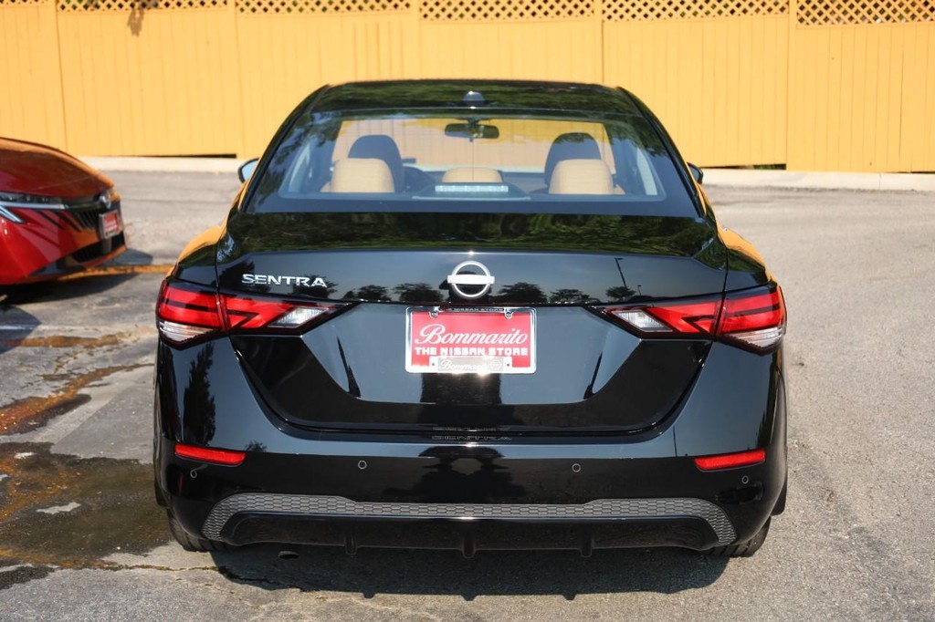 Nissan Sentra Vehicle Full-screen Gallery Image 6