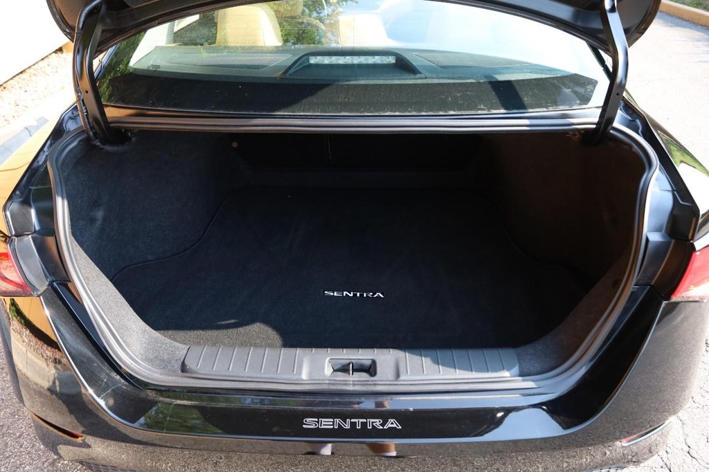 Nissan Sentra Vehicle Full-screen Gallery Image 7