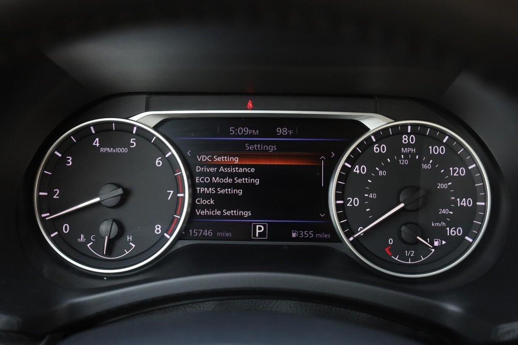 Nissan Sentra Vehicle Full-screen Gallery Image 11