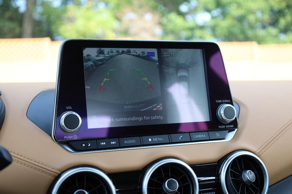 Nissan Sentra Vehicle Full-screen Gallery Image 13