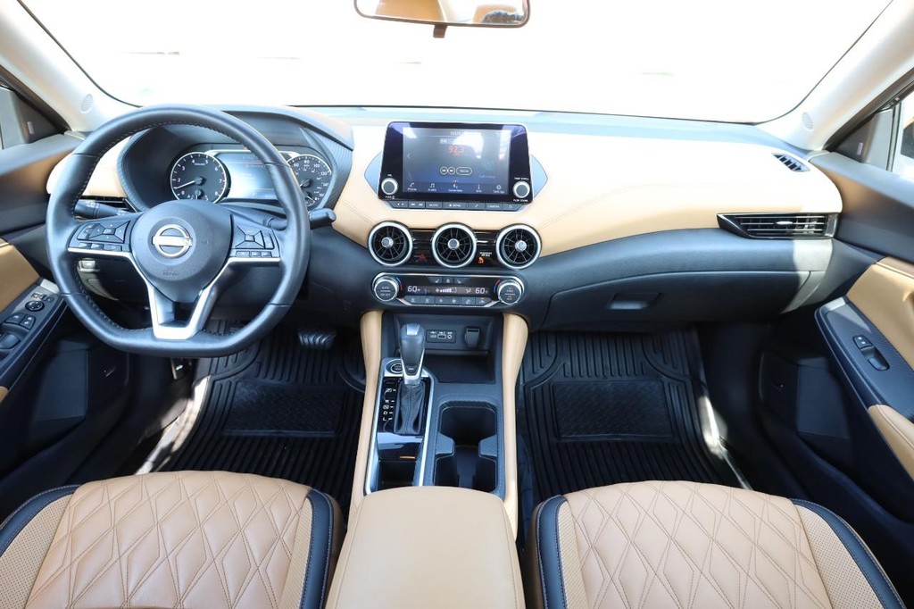 Nissan Sentra Vehicle Full-screen Gallery Image 22