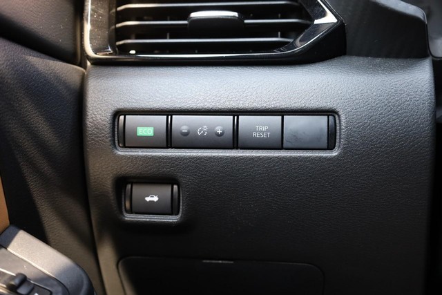 Nissan Sentra Vehicle Image 19