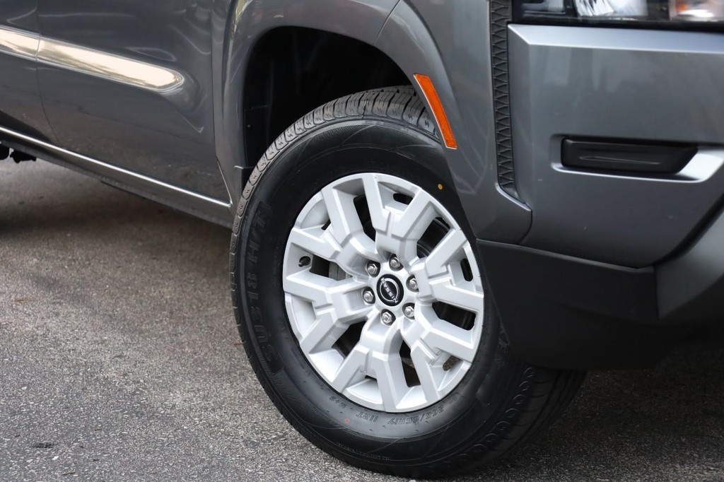 Nissan Frontier Vehicle Full-screen Gallery Image 3