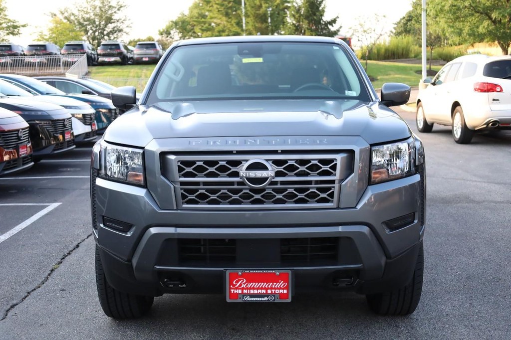 Nissan Frontier Vehicle Full-screen Gallery Image 4