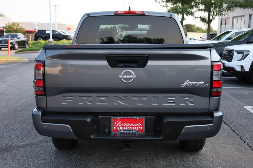 Nissan Frontier Vehicle Full-screen Gallery Image 6
