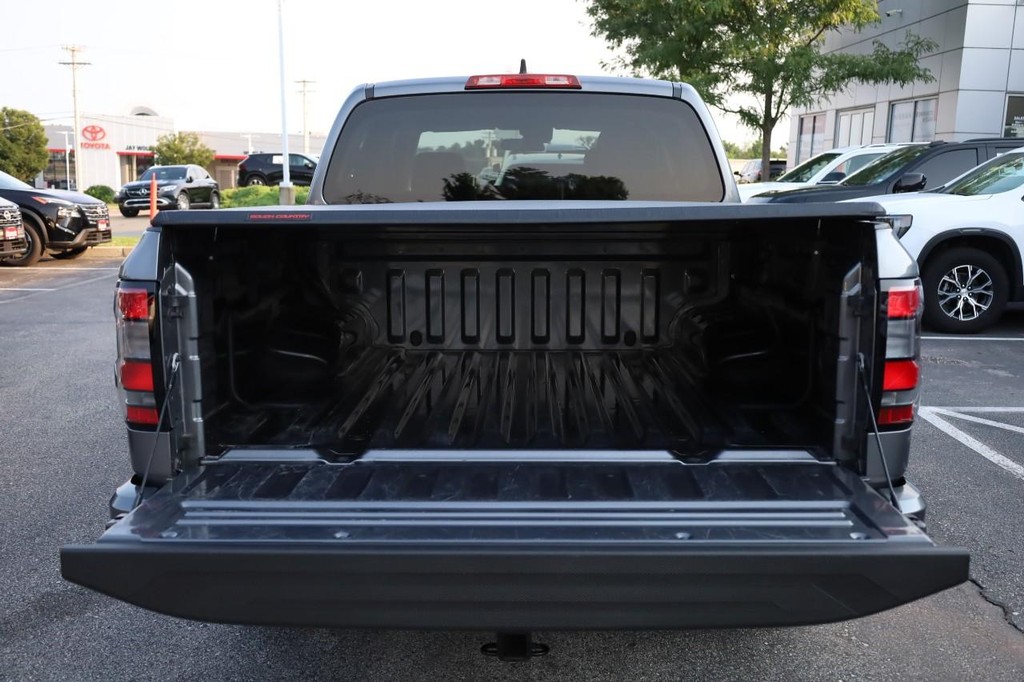 Nissan Frontier Vehicle Full-screen Gallery Image 7