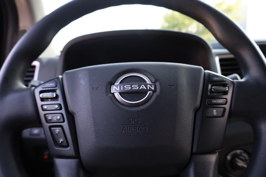 Nissan Frontier Vehicle Full-screen Gallery Image 9