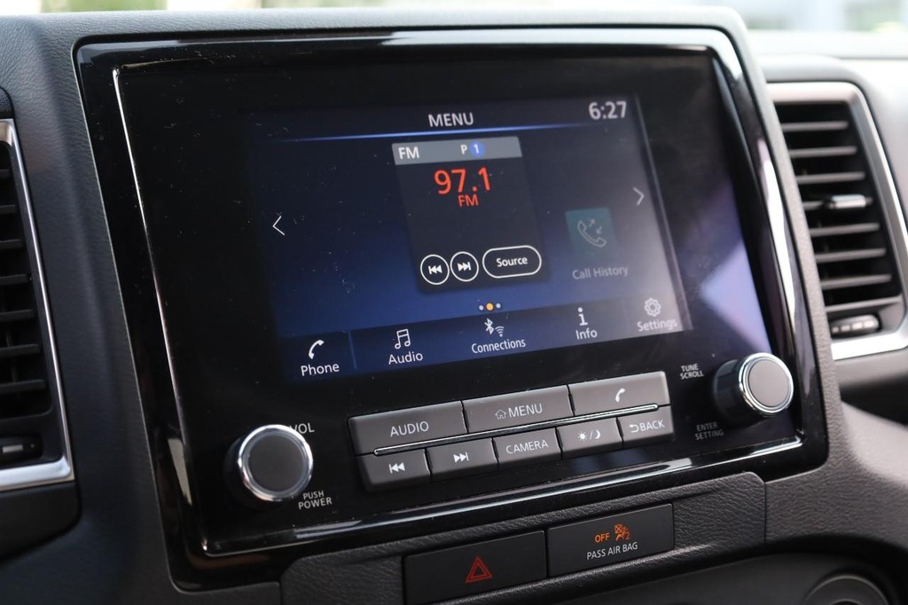 Nissan Frontier Vehicle Full-screen Gallery Image 11