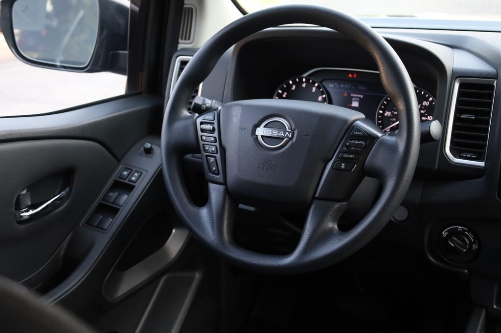 Nissan Frontier Vehicle Full-screen Gallery Image 24
