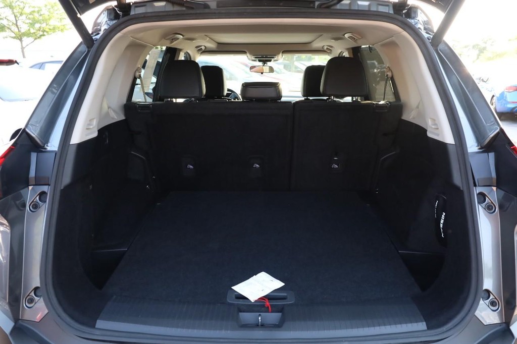 Nissan Rogue Vehicle Full-screen Gallery Image 7