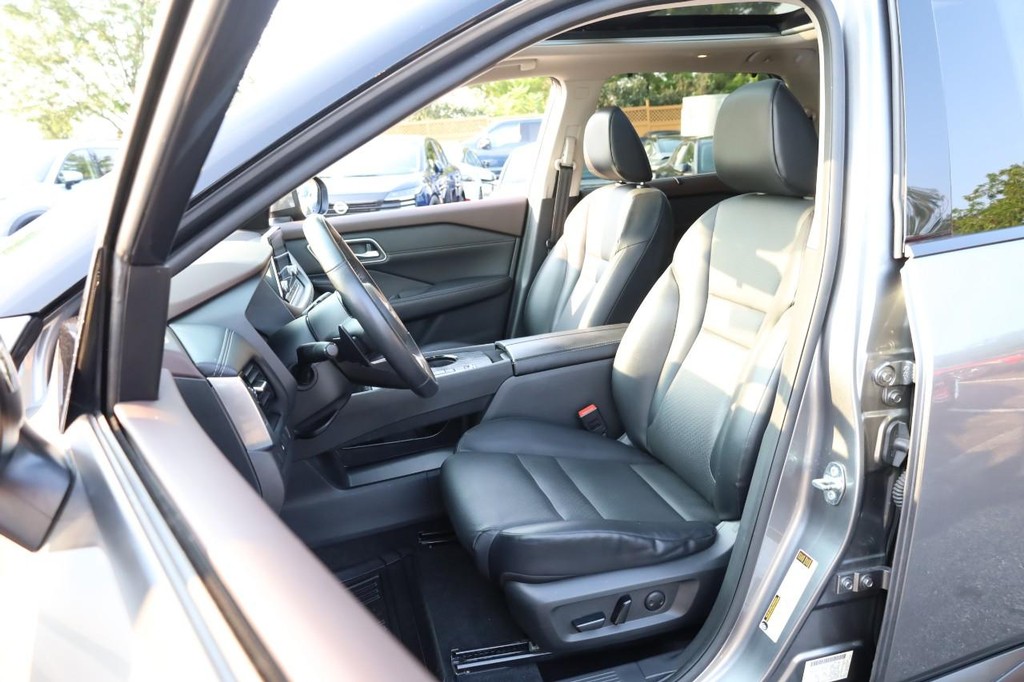 Nissan Rogue Vehicle Full-screen Gallery Image 8