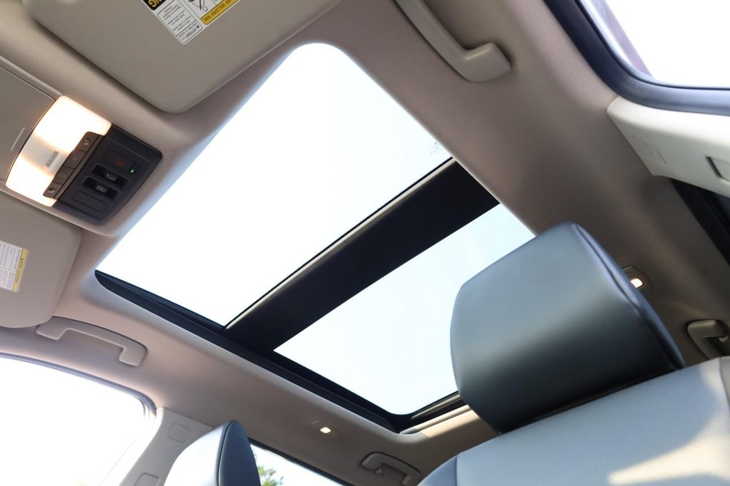 Nissan Rogue Vehicle Full-screen Gallery Image 9
