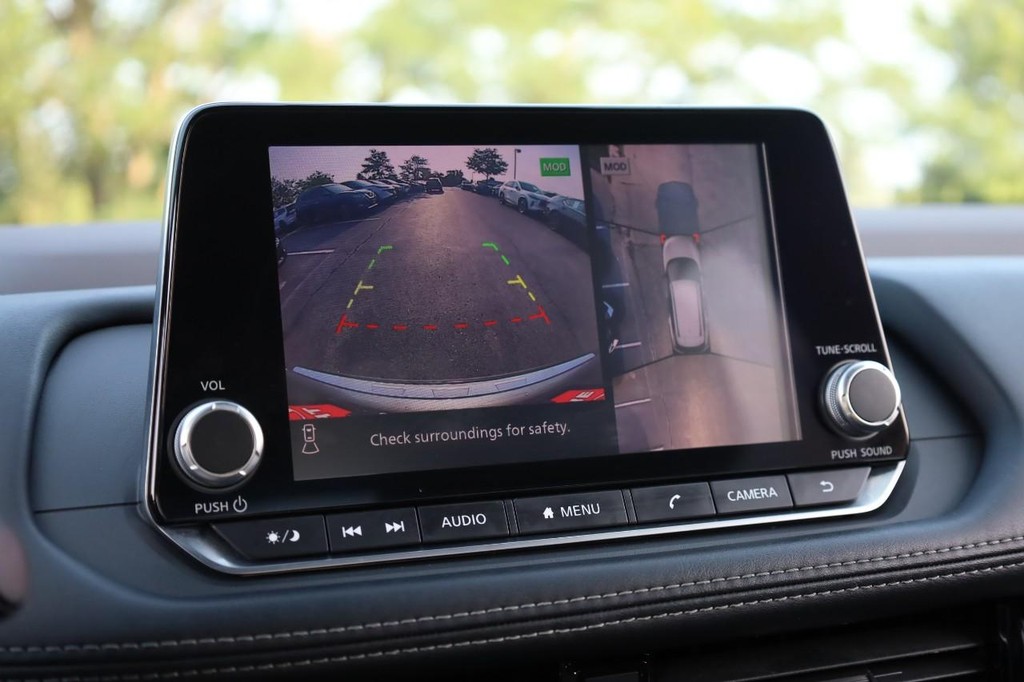 Nissan Rogue Vehicle Full-screen Gallery Image 14