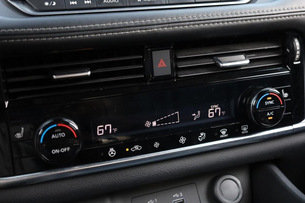 Nissan Rogue Vehicle Full-screen Gallery Image 15