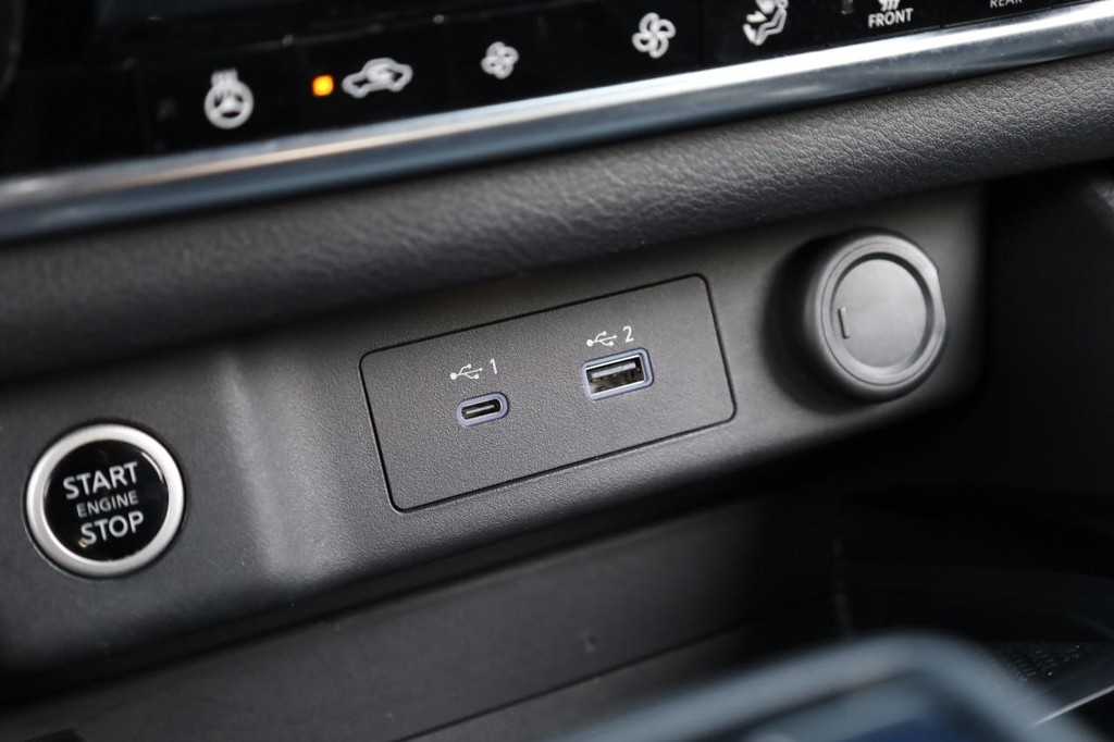 Nissan Rogue Vehicle Full-screen Gallery Image 16